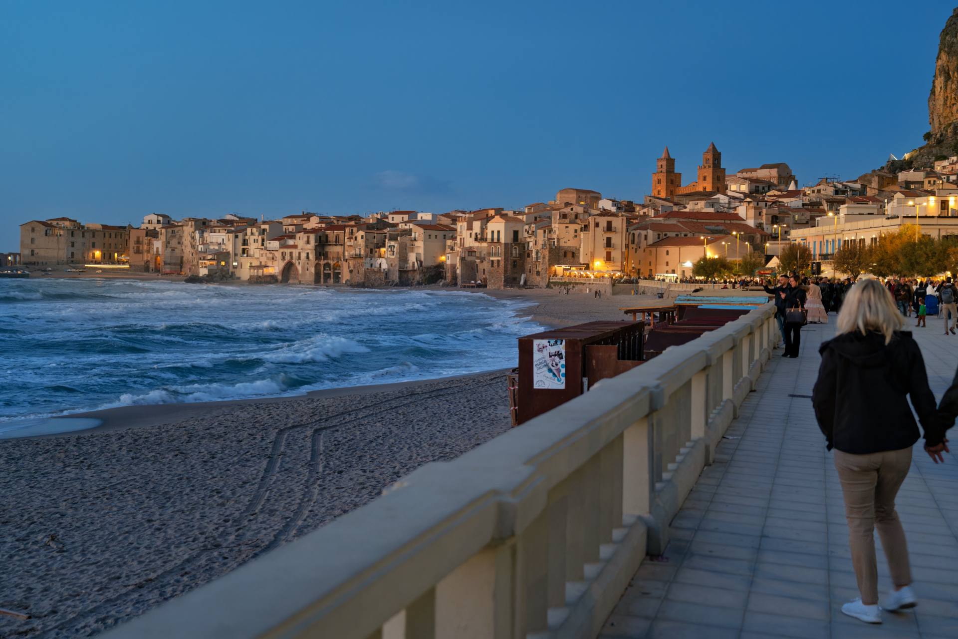 Die Altstadt von Cefalù in der Dämmerung, recht am Rand der Rocca di Cefalù